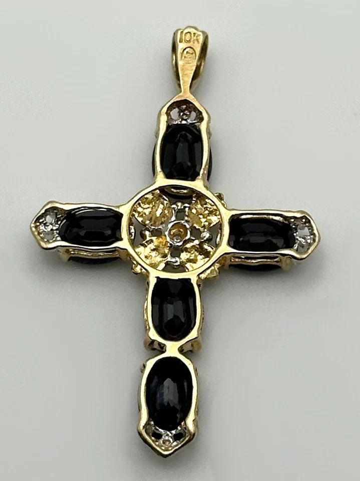 10K GOLD PENDANT WITH 5CTW DARK BLUE SAPPHIRES AND DIAMONDS ( 2.8 GRAMS ): 10K GOLD PENDANT WITH VERY DARK BLUE SAPPHIRES AND 0.01CTS OF DIAMONDS 2.8G 10k Gold Pendant with very Dark Blue Sapphires and 0.01cts of Diamonds Condition: Used, has been cleaned by our in house Jew