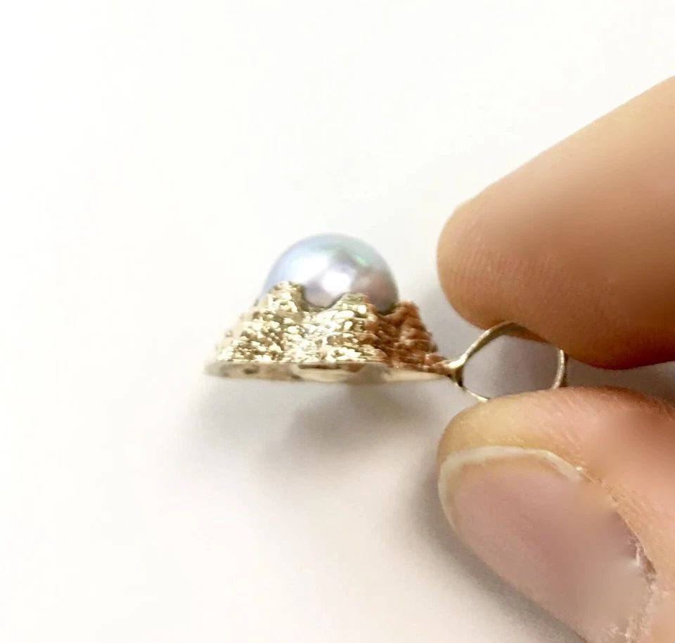 14K YELLOW GOLD PENDANT WITH 10MM TAHITIAN PEARL ( 5.6 GRAMS ): 14K YELLOW GOLD PENDANT WITH TAHITIAN PEARL 14k Yellow Gold Pendant with Tahitian Pearl You are bidding on a 14k Yellow Gold Pendant with Tahitian Pearl. The piece has been fully restored around by ou