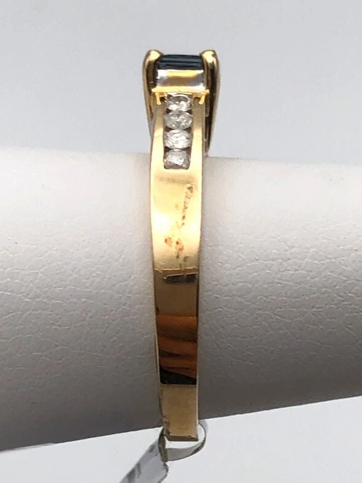 NEW 14K GOLD RING WITH NATURAL SAPPHIRE AND 0.20CTW DIAMONDS (SIZE 7) 3.5G: 14K GOLD RING SET WITH CENTER SAPPHIRE AND 0.20CTS OF DIAMONDS SIZE: 7 14k Gold Ring set with center Sapphire and 0.20cts of Diamonds Condition: New with original tag, has been moved around on display