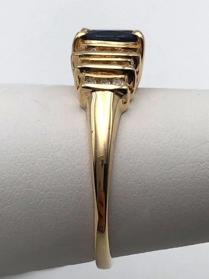 14K GOLD RING WITH 1.0CT SAPPHIRE, 0.25CTW DIAMONDS (SIZE 7.75) 3.1 GRAM: 14K YELLOW GOLD RING WITH CENTER 1.0CT SAPPHIRE, 0.25CTS DIAMONDS SIZE: 7.75 14k Yellow Gold Ring with center Sapphire, 0.25cts of side Diamonds Condition: Used, has been cleaned Material: 14k Yellow 