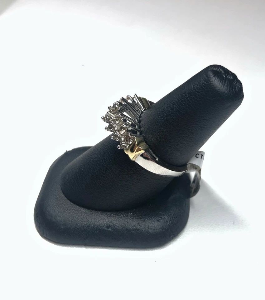 NEW 10K WHITE GOLD RING & YELLOW GOLD ACCENTS, 1.0CTW DIAMONDS (SIZE 7) 4.8 GRAM: 10K WHITE GOLD RING WITH YELLOW ACCENTS AND DIAMONDS 10k White Gold and Yellow Accents with Diamonds You are bidding on a new with defects 10k White Gold Ring with Yellow Gold Accents and Diamonds. Th