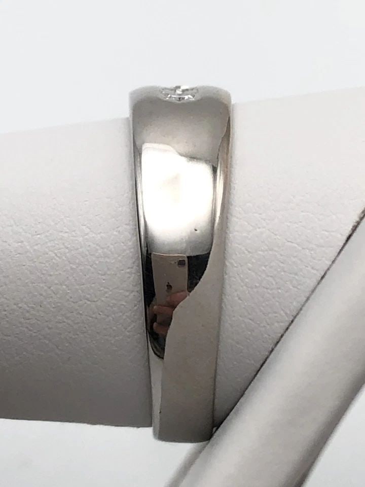 14K WHITE GOLD MEN'S RING/BAND WITH 0.15CTW DIAMONDS (SIZE 11.25) 5.1 GRAM: 14k White Gold Men's Ring / Band with 0.15cts of Diamonds Condition: Used, worn at some point Material: 14k White Gold Ring Size: 11.25 Weight: 5.1 grams Top Width: 6.8mm Bottom Width: 3.7mm Stone Inf