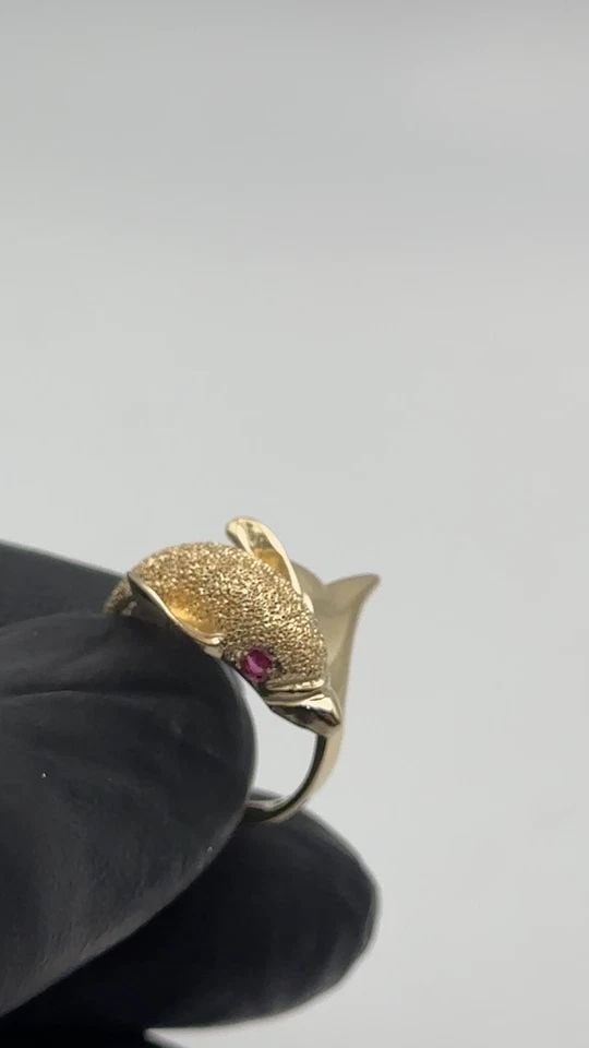 14K YELLOW GOLD DOLPHIN RING WITH LAB CREATED RUBY EYES (SIZE 7) 4.6 GRAMS (1 of 2)