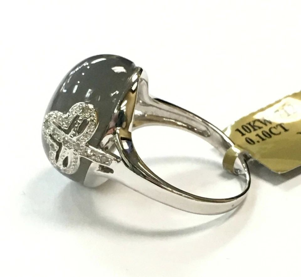 NEW 10K WHITE GOLD RING WITH MOON STONE AND 0.10CTW DIAMONDS (SIZE 7) 6.6 GRAM: 10k White Gold Ring with Moon Stone and 0.10cts of Diamonds You are bidding on a pre-owned 10k White Gold Ring with center Moon Stone and Diamonds on the sides. The ring been some marks on it from bei