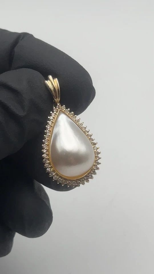 14K YELLOW GOLD PEAR PENDANT WITH 0.30CTW DIAMONDS ( 4.1 GRAMS ): 14k Yellow Gold Pendant, with Diamonds You are bidding on a 14k Yellow Gold Pendant, with Diamonds. The pendant is in excellent condition. See pictures for details. ( PLEASE LOOK AT PHOTOS FOR FURTHER