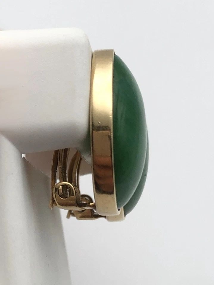 14K GOLD GREEN JADE CLIP ON EARRINGS 9.3 GRAMS: 14K GOLD GREEN JADE CLIP ON EARRINGS 9.3 GRAMS 14k Gold Green Jade Clip on Earrings Condition: Used, have been cleaned Material: 14k Yellow Gold Weight: 9.3 grams Earrings Size: 21mm x 16mm Back Type: