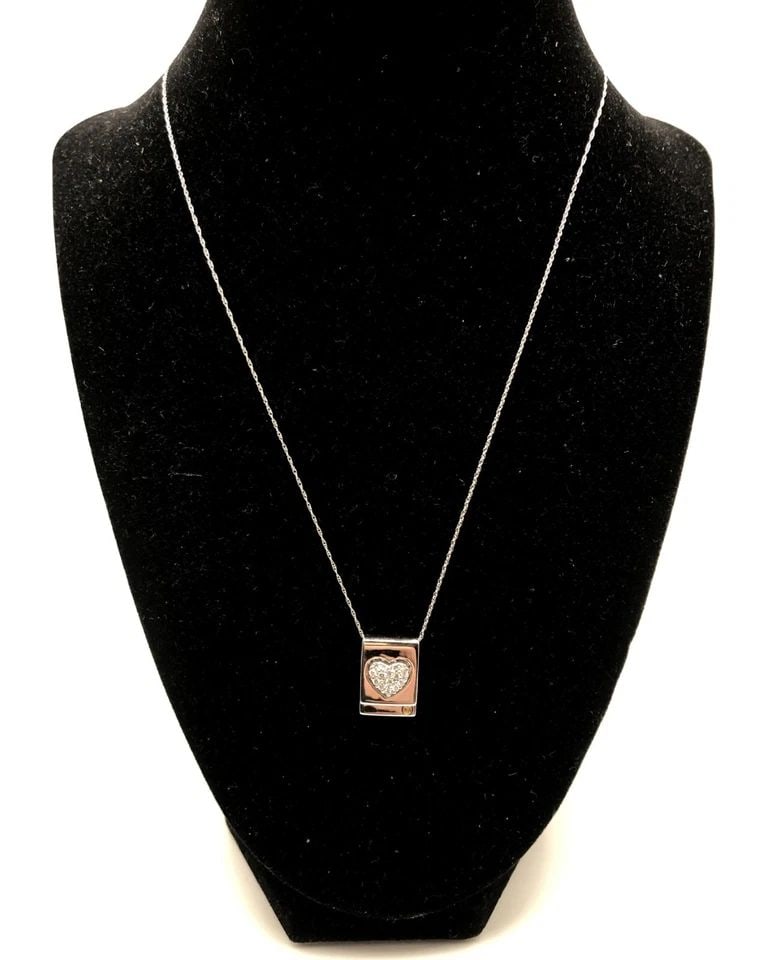 14K WHITE GOLD CHAIN AND SQUARE HEART PENDANT WITH 0.22CTS DIAMONDS ( 5 GRAMS ): 14K WHITE GOLD CHAIN AND SQUARE HEART PENDANT WITH 0.22CTS DIAMONDS 14k White Gold Chain and square Heart Pendant with 0.22cts Diamonds You are bidding on a 14k White Gold Chain and square Heart Penda
