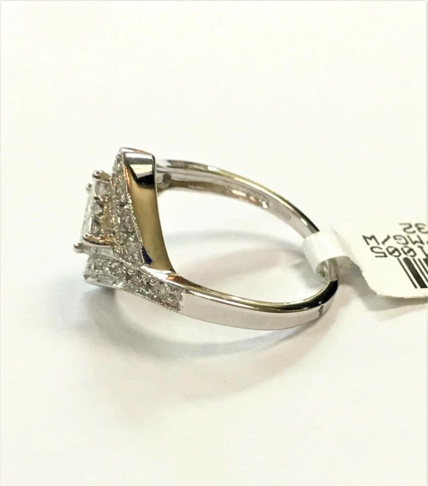 14K WHITE GOLD RING SQUARE HEAD SHAPED WITH 0.52CTS OF DIAMONDS SIZE: 7 4.1G: 14K WHITE GOLD RING WITH DIAMONDS (SIZE: 7) 14k White Gold Ring with Diamonds You are bidding on a 14k White Gold Ring with Diamonds. The Ring is new with original tag but has a few minor marks on it 