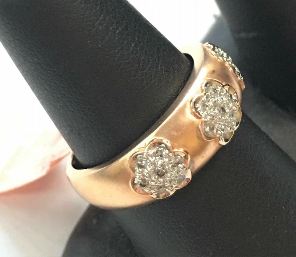 NEW 14K ROSE GOLD FLOWER STYLE RING/BAND WITH 0.15CTW DIAMONDS (SIZE 7) 4.5 GRAM: 14K FLOWER STYLE ROSE GOLD RING WITH DIAMONDS (SIZE: 7) 14k Flower Style Rose Gold Ring with Diamonds You are bidding on a 14k Flower Style Rose Gold Ring with Diamonds. The ring is brand new with ori