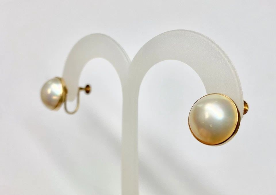 18K GOLD EARRINGS, 11.5MM MABE PEARLS, NON-PIERCED SCREW BACKS (3.9G): WOMEN'S 18K YELLOW GOLD EARRINGS WITH 11.5MM MABE PEARLS Women's 18k Yellow Gold Earrings with 11.5mm Mabe Pearls You are bidding on a pre-owned Women's 18k Yellow Gold Earrings with Mabe Pearls. The 
