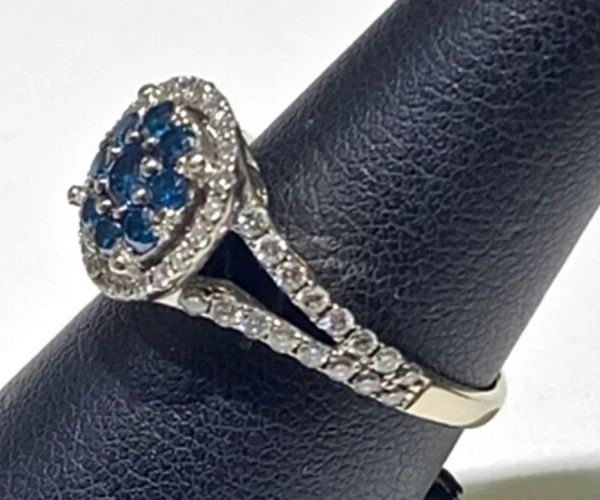 10K WHITE GOLD RING, 0.66CTS OF WHITE & BLUE DIAMONDS ( SIZE: 7.25 ) 2.7G: 10k White Gold Ring with 0.66cts of White and Blue Diamonds You are bidding on a pre-owned 10k White Gold Ring with White and Blue Diamonds. The ring has minor scuffs and scratches from normal wear an