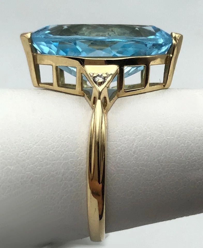 14K GOLD RING WITH SWISS BLUE TOPAZ AND 0.02CTW DIAMONDS (SIZE 10) 5.8 GRAM: 14K GOLD RING WITH SWISS BLUE TOPAZ AND 0.02CTS OF DIAMONDS SIZE: 10 14k Gold Ring with Swiss Blue Topaz and 0.02cts of Diamonds Condition: Used Material: 14k Yellow Gold Ring Size: 10 Weight: 5.8 gra