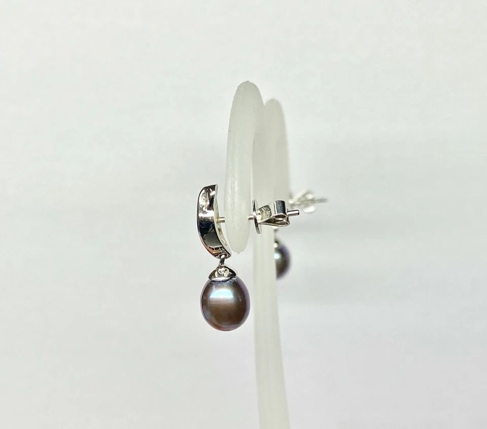14K WHITE GOLD EARRINGS WITH BLACK TAHITIAN PEARLS, 0.10CTS OF DIAMONDS 3.3G: Women's 14k White Gold Earrings with Black Tahitian Pearls and Diamonds You are bidding on a pre-owned Women's 14k White Gold Earrings with Black Tahitian Pearls and Diamonds. The earrings have minor 