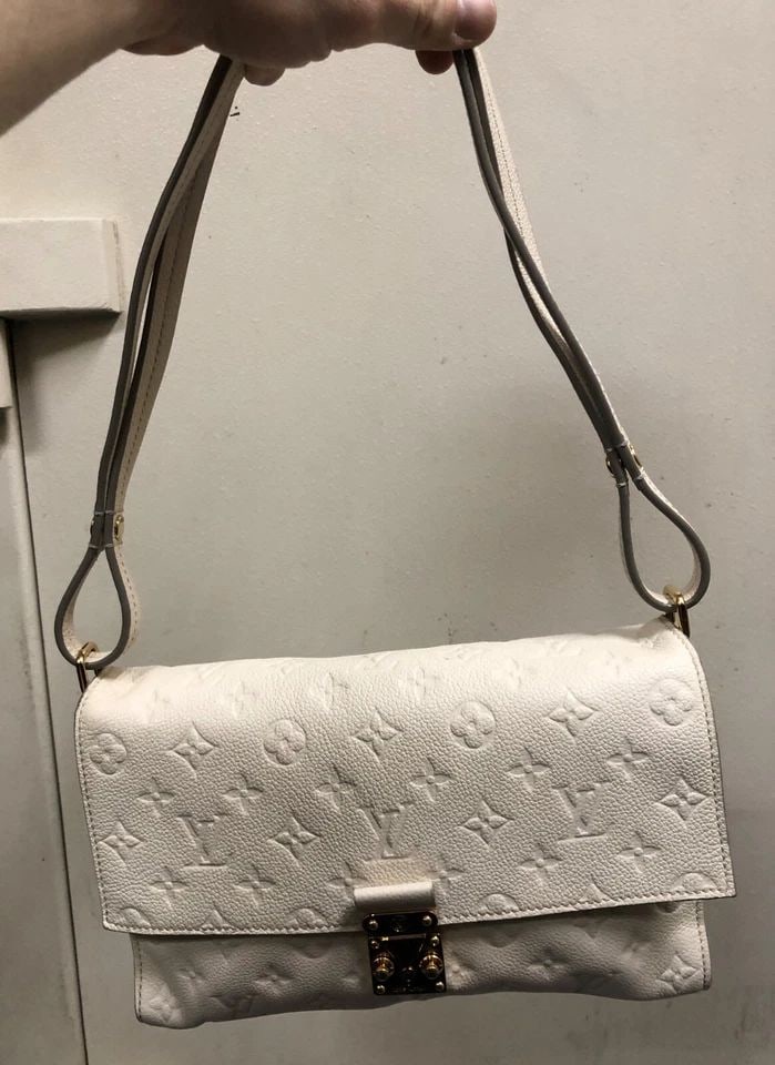 LOUIS VUITTON CREME HAND BAG WITH BUTTON CLIP STRAP AND FRONT LOCK WITH KEY: LOUIS VUITTON CREME HAND BAG WITH BUTTON CLIP STRAP AND FRONT LOCK WITH KEY LOUIS VUITTON Creme Hand Bag with Button Clip Strap and Front Lock with Key You are bidding on a LOUIS VUITTON Creme Hand Ba