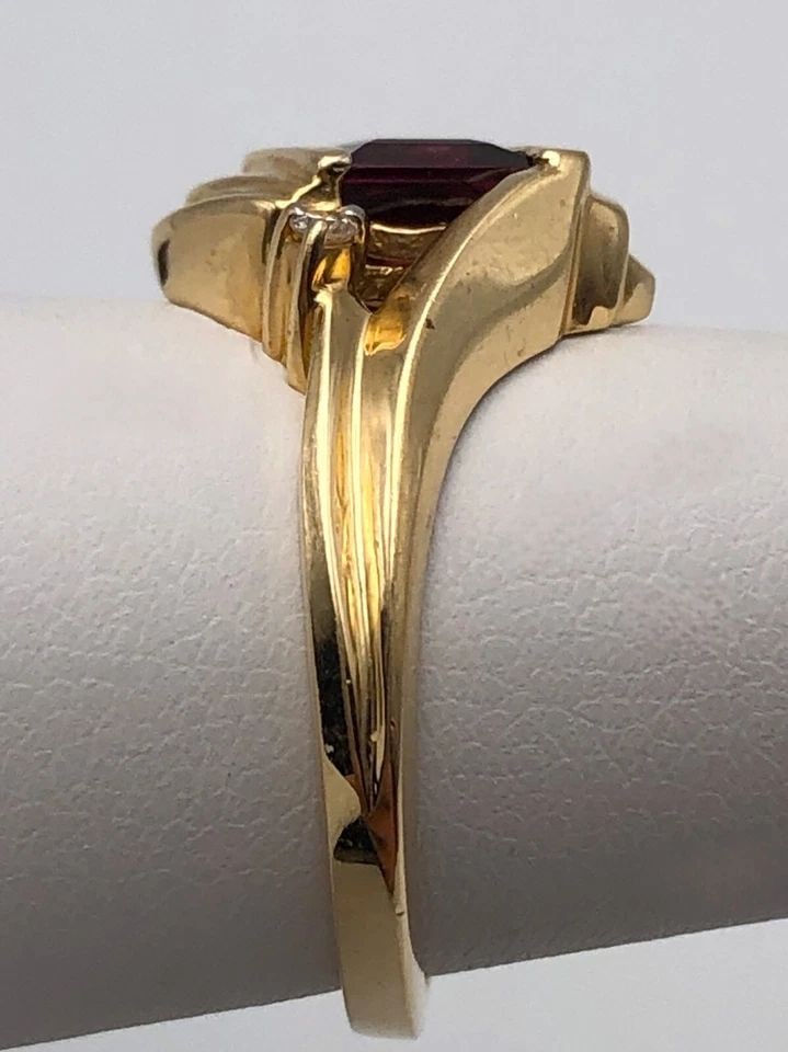 14K GOLD RING SET WITH GARNET AND 0.02CTS OF DIAMONDS (SIZE 6.75) 4.5 GRAMS (1 of 2)