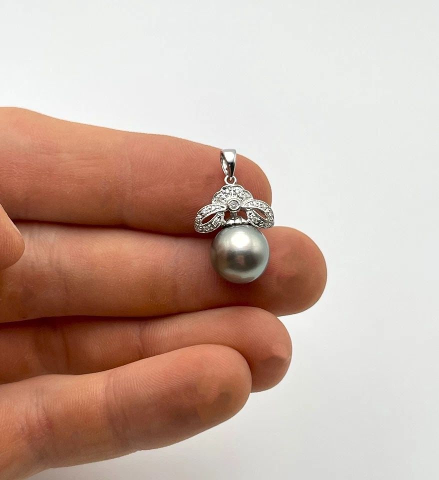 18K WHITE GOLD PENDANT, 0.15CTS OF DIAMONDS, 11MM CULTURED PEARL ( 3.8 GRAMS ) (1 of 2)