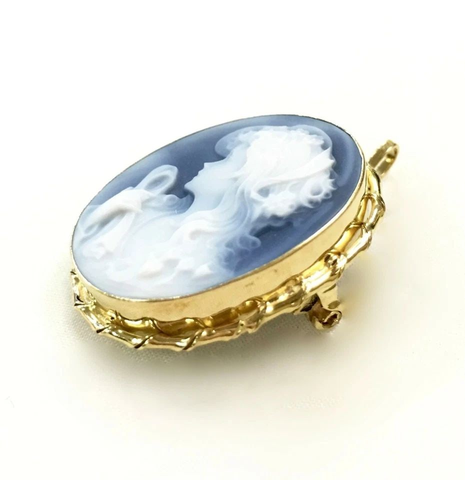 18K YELLOW GOLD PENDANT / BROOCH WITH AGATE CAMEO ( 5.6 GRAMS ): 18K YELLOW GOLD PENDANT/BROOCH WITH AGATE CAMEO 18k Yellow Gold Pendant/Brooch with Agate Cameo You are bidding on a 18k Yellow Gold Pendant/Brooch with Agate Cameo. There are few minor scratches on t