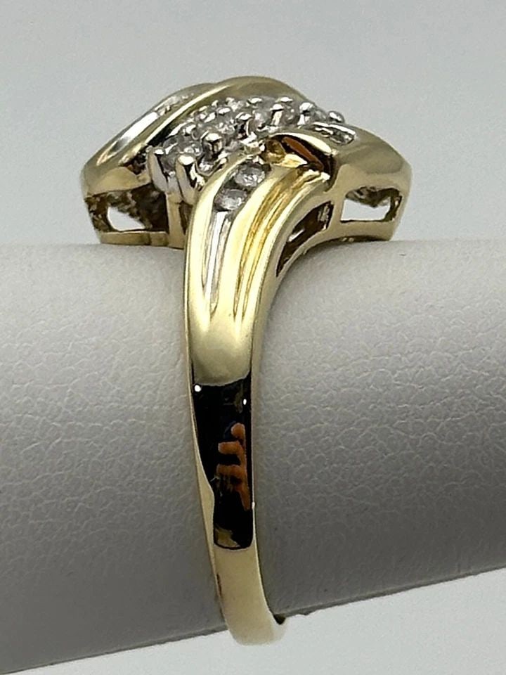 10K GOLD COCKTAIL RING WITH 0.55CTW NATURAL DIAMONDS (SIZE 7.25) 4.8 GRAM: 10k Gold S shaped Cocktail Ring with 0.55cts of Diamonds Condition: Used Material: 10kYellow Gold Ring Size: 7.25 Weight: 4.8 grams Top Width: 15mm Bottom Width: 1.9mm Stone Info: Round brilliant and 