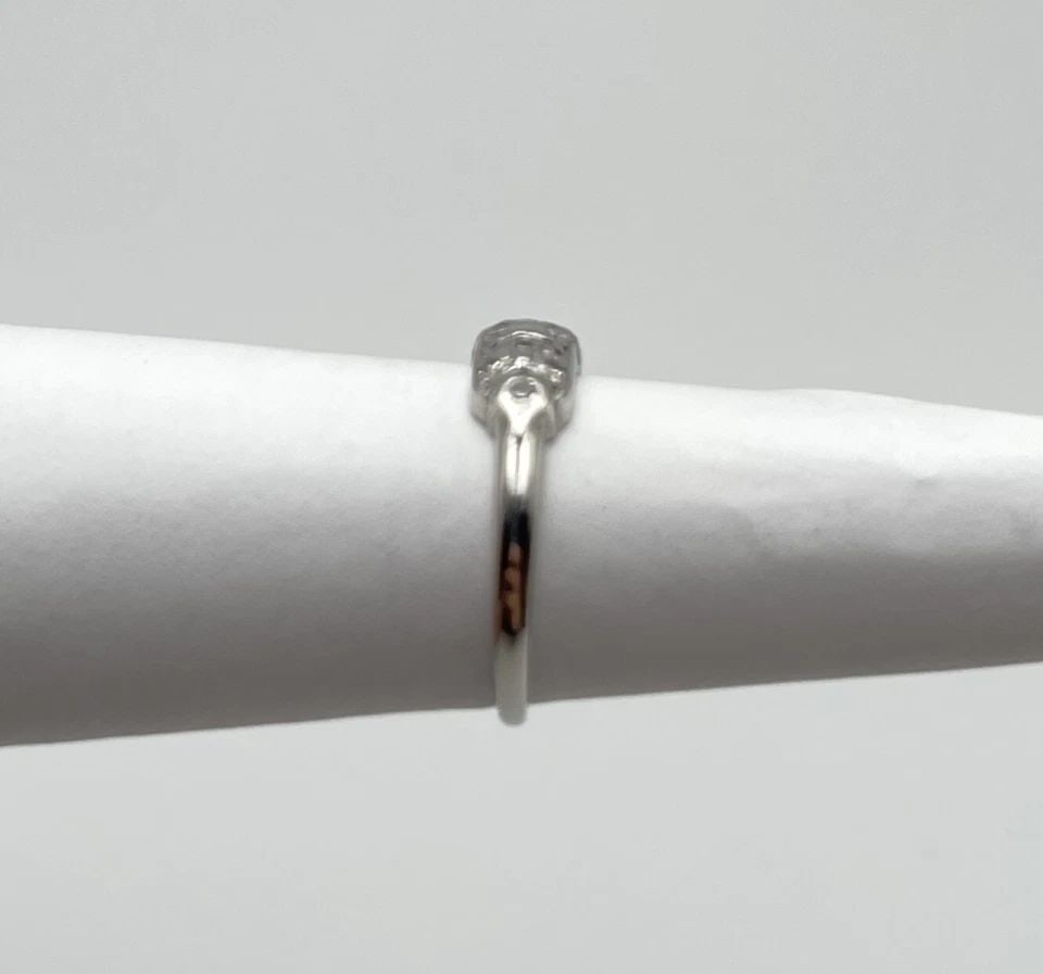 GRANAT ART DECO STYLE 900 PLATINUM RING WITH 0.20CTW DIAMONDS (SIZE 6) 4.1 GRAM: GRANAT ART DECO STYLE 90% PLATINUM RING WITH 0.20CT DIAMONDS (SIZE: 6) Granat art deco style 90% Platinum Ring with 0.20ct Diamonds You are bidding on a Granat art deco style 90% Platinum Ring with 0.