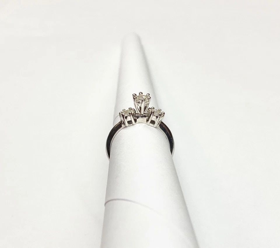 14K WHITE GOLD RING WITH FLOWER STYLE SETTING 0.42CT DIAMONDS SIZE 7.25 3.5G: WOMEN'S 14K WHITE GOLD RING WITH FLOWER STYLE SETTING 0.42CT DIAMONDS SIZE 7.25 Women's 14k White Gold Ring with Flower Style Setting 0.42ct Diamonds Size 7.25 You are bidding on a new with defects Wo
