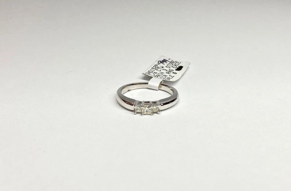 NEW 14K WHITE GOLD RING WITH 0.25CTW PRINCESS CUT DIAMONDS (SIZE: 7) 3.9G: WOMEN'S 14K WHITE GOLD THREE STONE RING WITH 0.25CT PRINCESS CUT DIAMONDS SIZE 7 Women's 14k White Gold Three Stone Ring with 0.25ct Princess Cut Diamonds (Size 7) You are bidding on a new with tags W