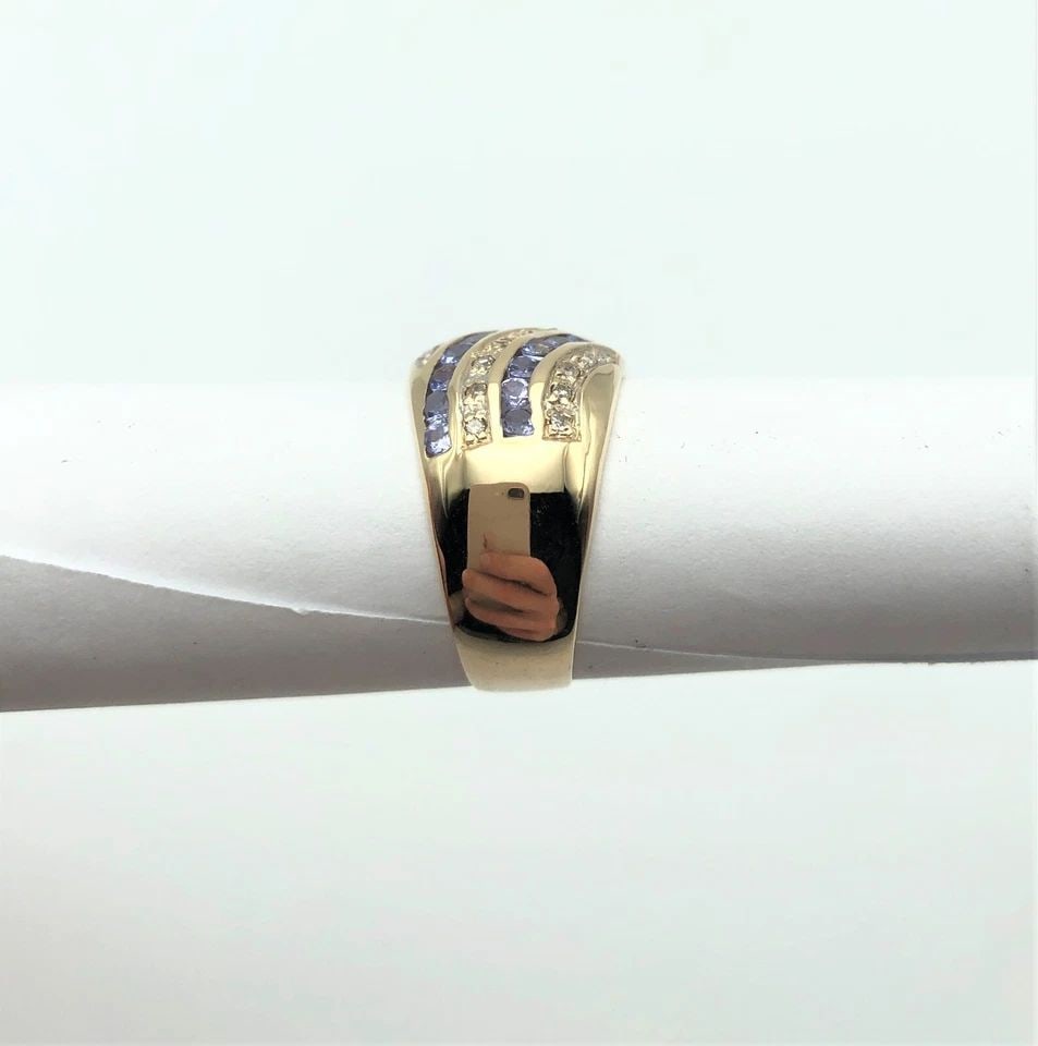 10K GOLD WIDE RING WITH TANZANITE AND 0.14CTW DIAMONDS (SIZE 6.75) 3.7 GRAM: 10K GOLD WIDE RING WITH TANZANITE AND DIAMONDS (SIZE: 6.75) 10k Gold Wide Ring with Tanzanite and Diamonds You are bidding on a 10k Gold Wide Ring with Tanzanite and Diamonds. The piece has been fully
