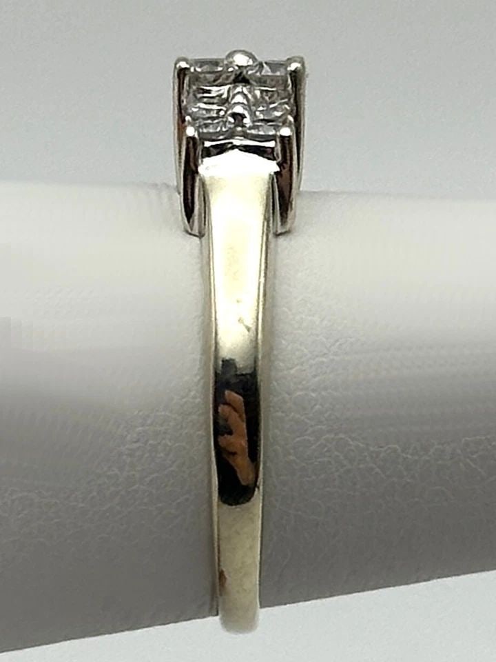 14K WHITE GOLD RING WITH 0.52CTS NATURAL DIAMONDS (SIZE 6.5) 3.4 GRAM: 14k White Gold Ring with a Upper Cluster of Diamonds 0.52cts Condition: Used Material: 14k White Gold Ring Size: 6.5 Weight: 3.4 grams Top Width: 5.2mm Bottom Width: 1.2mm Stone Info: Diamonds are rou