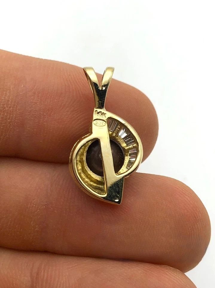 14K GOLD PENDANT WITH 8MM TAHITIAN PEARL, 0.42CTW VS DIAMONDS, ( 3.1 GRAMS ): 14k Gold Pendant with 8mm Tahitian Pearl, 0.42cts of VS Diamonds Condition: Used Material: 14k Yellow Gold Pendant Size: 24mm x 12.5mm Total Weight: 3.1 grams Stone Info: Tahitian Cultured Pearl is 8m