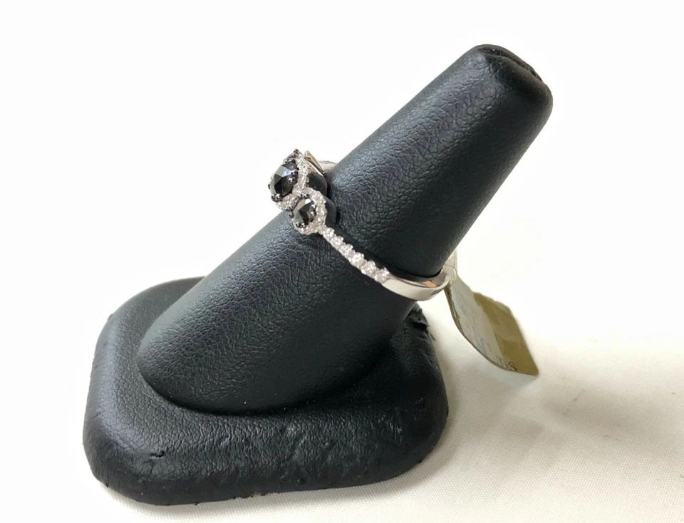NEW 10K WHITE GOLD RING WITH 0.84CTW BLACK & WHITE DIAMONDS (SIZE 7) 3.4 GRAM: 10K WHITE GOLD RING WITH BLACK AND WHITE DIAMONDS NEW 10k White Gold Ring with Black and White Diamonds NEW You are bidding on a new with defects 10k Yellow Gold Ring with Black and White Diamonds. Th