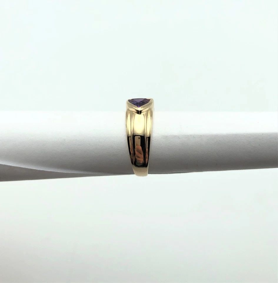14K GOLD RING WITH TRILLION CUT AMETHYST AND BLUE TOPAZ (SIZE 6.25) 4 GRAM: 14K GOLD RING SET WITH TRILLION CUT AMETHYST AND BLUE TOPAZ (SIZE: 6.25) 14k Gold Ring set with Trillion cut Amethyst and Blue Topaz You are bidding on a 14k Gold Ring set with Trillion cut Amethyst a
