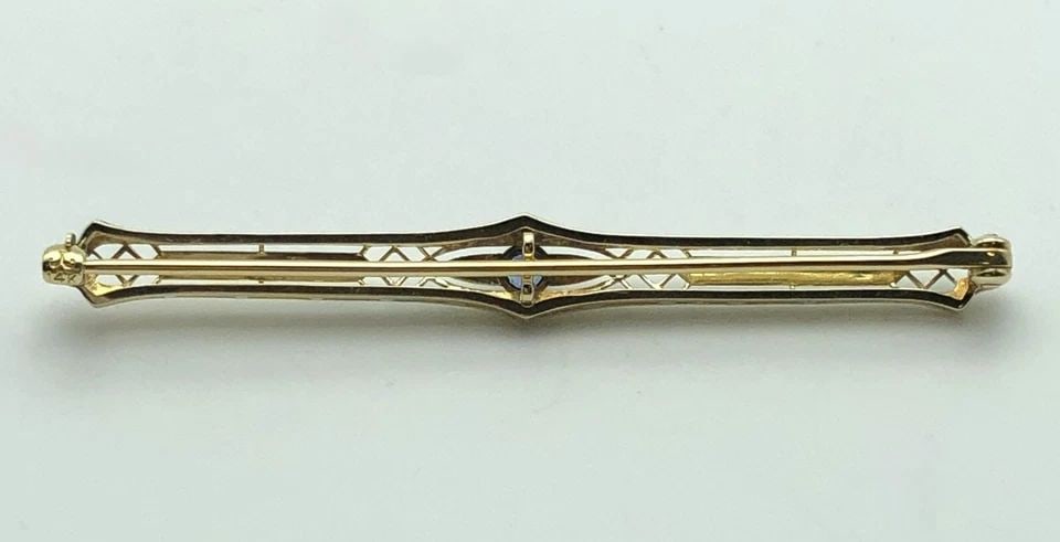 14K YELLOW GOLD FILIGREE STYLE BROOCH WITH 0.12CT NATURAL BLUE SAPPHIRE 4.5G: 14K YELLOW GOLD FILIGREE STYLE BROOCH WITH 0.12CT NATURAL BLUE SAPPHIRE 4.5G 14k Yellow Gold Filigree Style Brooch with 0.12ct Natural Blue Sapphire Condition: Used, has been cleaned Material: 14k Yel