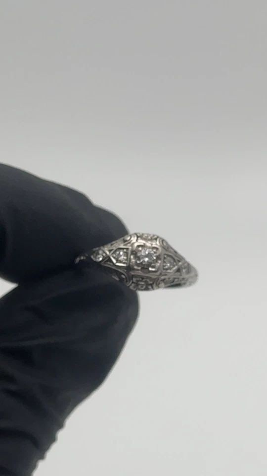 18K WHITE GOLD FILIGREE RING, 0.12CTS OF DIAMONDS ( SIZE: 4.5 ) 3G: 18k White Gold Filigree Ring, 0.12cts of Diamonds You are bidding on a 18k White Gold Filigree Ring with Diamonds. There are a few scratches on the ring from normal wear and tear, it is in used condit