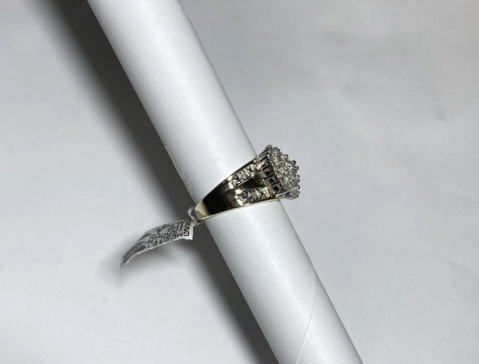 NEW 10K GOLD CLUSTER STYLE RING WITH 0.50CTW DIAMONDS (SIZE 6.75) 4.6G: WOMEN'S 10K YELLOW GOLD RING WITH 0.50CT CLUSTER DIAMONDS (SIZE 6.75) Women's 10K Yellow Gold Ring with 0.50CT Cluster Diamonds (Size 6.75) You are bidding on a new with tags Women's Yellow Gold Ring 