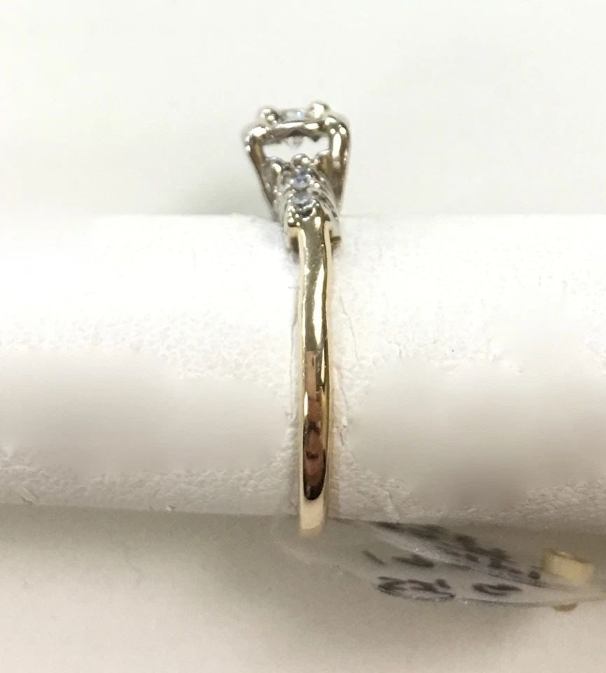 14K TWO TONE YELLOW/WHITE GOLD RING WITH 0.33CTW DIAMONDS (SIZE 6) 2.5 GRAMS: 14K YELLOW GOLD RING WITH DIAMONDS SIZE: 6 14k Yellow Gold Ring with Diamonds You are bidding on a 14k Yellow Gold Ring with Diamonds. The watch is in excellent working condition. There are few minor 