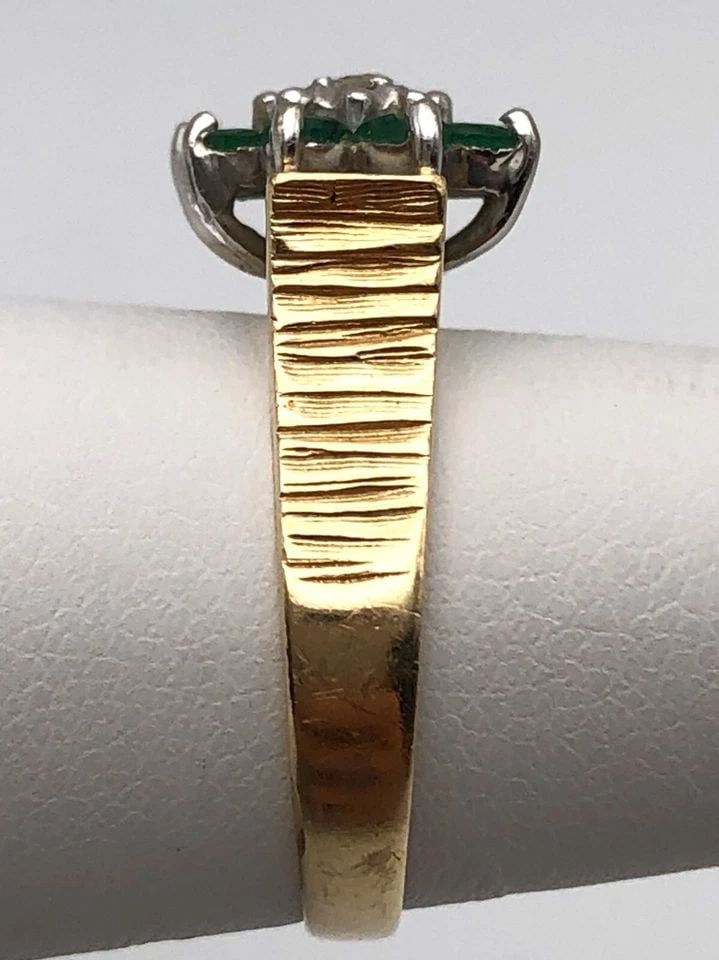 14K GOLD FLOWER RING WITH NATURAL EMERALDS AND DIAMONDS (SIZE 5.75) 3.8 GRAMS: 14K GOLD FLOWER RING WITH NATURAL EMERALDS AND 0.04CTS DIAMONDS SIZE: 5.75 14k Gold Flower style Ring with Emeralds and 0.04cts of Diamonds Condition: Used Material: 14k Yellow Gold Ring Size: 5.75 We