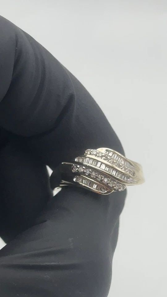 10K GOLD WAVE STYLE RING, 0.50CTS ROUND & BAGUETTE DIAMONDS ( SIZE: 8 ) 3.9G: 10k Gold Wave style Ring with round and baguette Diamonds You are bidding on a 10k Gold Wave style Ring with round and baguette Diamonds. The ring has been fully checked cleaned and inspected by our i