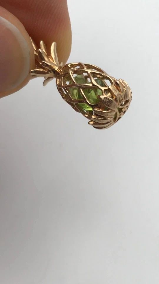 14K GOLD PINEAPPLE PENDANT WITH 3 PERIDOTS INSIDE OF IT (4.4 GRAMS) (1 of 2)