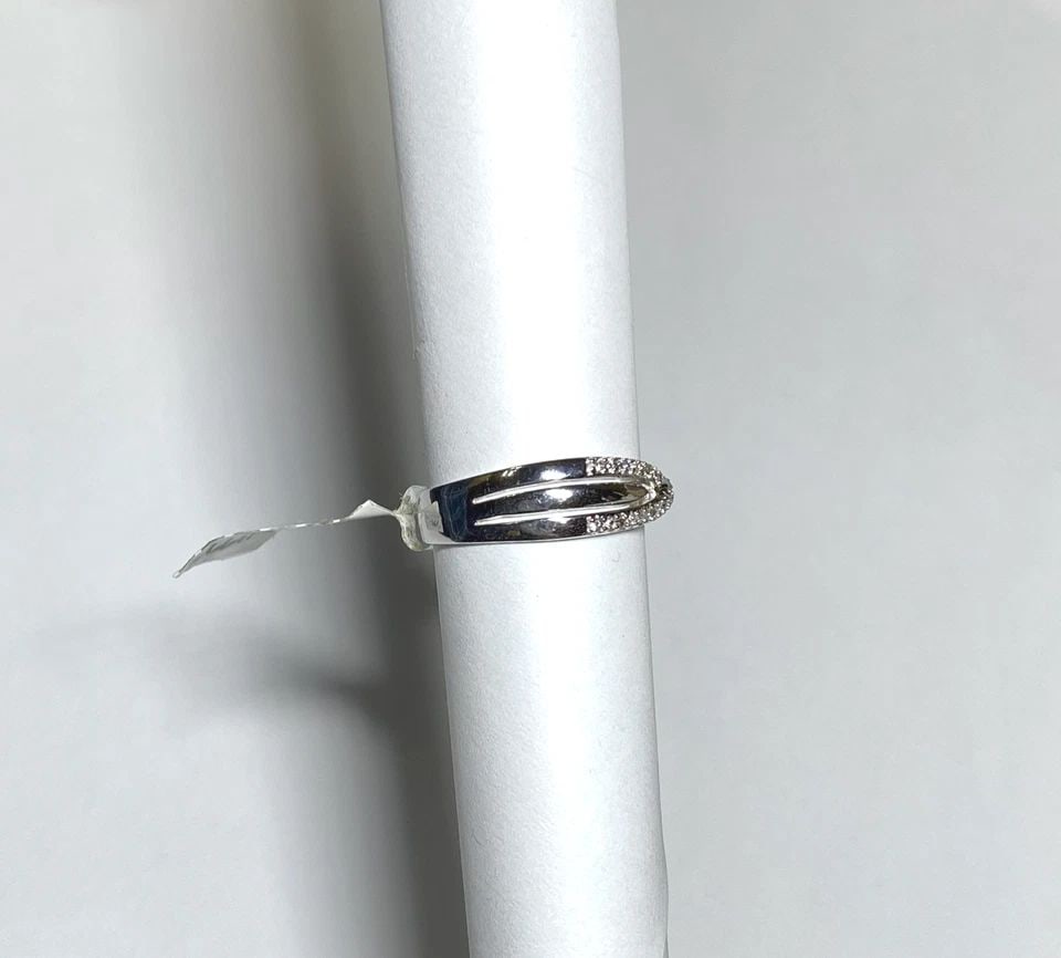 NEW 14K WHITE GOLD X STYLE RING WITH 0.15CTW DIAMONDS (SIZE 7.25) 4.1G: WOMEN'S 14K WHITE GOLD RING WITH 0.15CT DIAMONDS (SIZE 7.25) Women's 14k White Gold Ring with 0.15CT Diamonds (Size 7.25) You are bidding on a new with tags Women's 14k White Gold Ring with 0.15CT Dia
