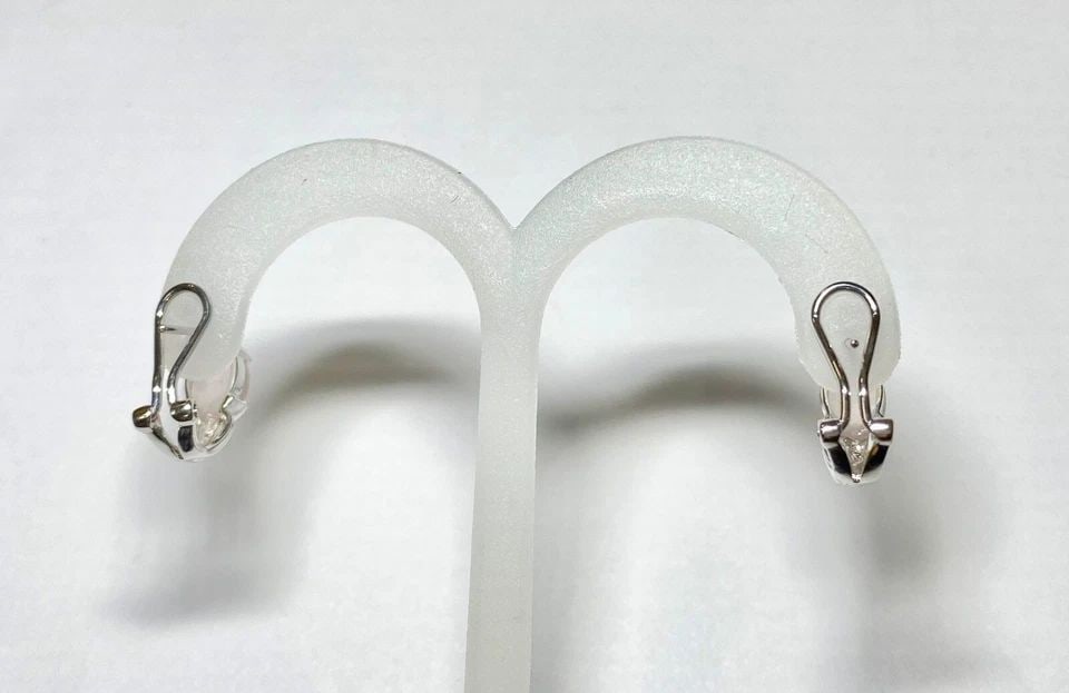 14K WHITE GOLD EARRINGS WITH CHALCEDONY AND 0.04CTS OF DIAMONDS 4.4G: 14K WHITE GOLD EARRINGS WITH CHALCEDONY AND 0.04CTS DIAMONDS 14k White Gold Earrings with Chalcedony and 0.04CTS Diamonds You are bidding on a pre-owned 14k White Gold Earrings with Chalcedony and 0.0