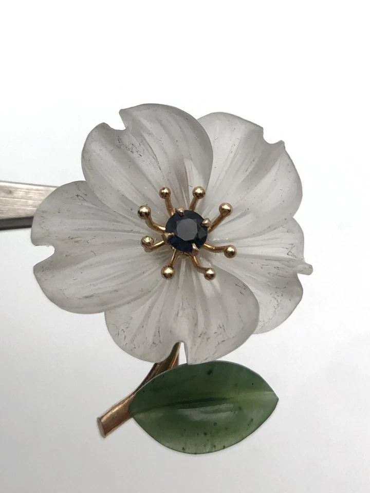 14K GOLD BROOCH WITH QUARTZ CRYSTAL FLOWER, JADE LEAF AND SAPPHIRE 5G (1 of 2)