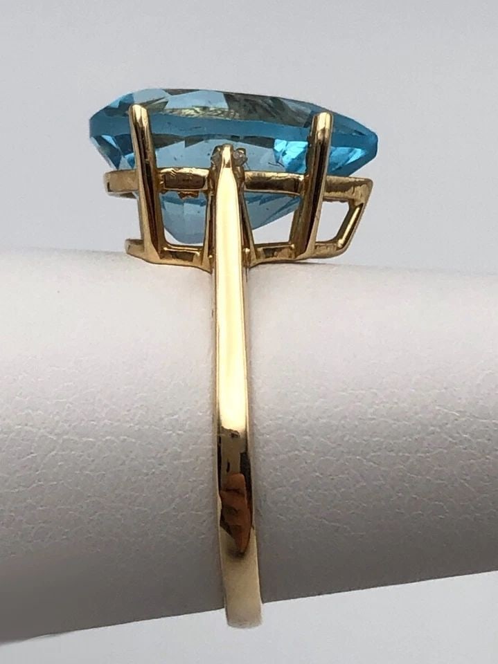 14K GOLD RING WITH 7.25CT PEAR BLUE TOPAZ, 0.04CTS DIAMONDS (SIZE: 7) 4.4 GRAMS: 14K GOLD RING SET WITH PEAR BLUE TOPAZ AND 0.04CTS OF DIAMONDS SIZE: 7 14k Gold Ring set with pear Blue Topaz and 0.04cts of Diamonds Condition: Used Material: 14k Yellow Gold Ring Size: 7 Weight: 4.4
