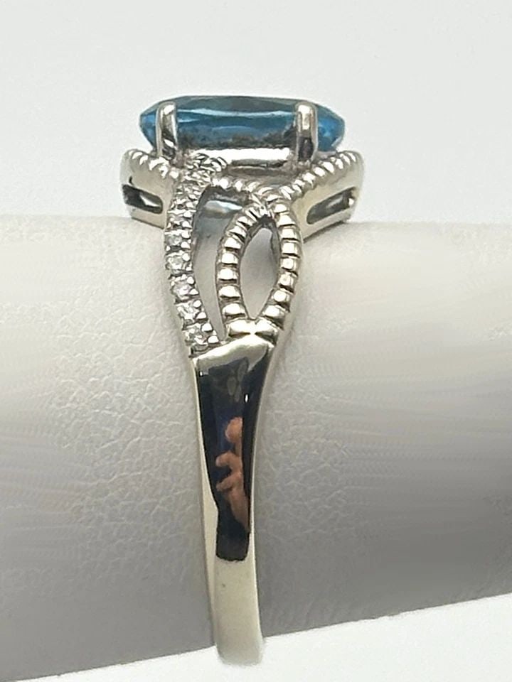 14K WHITE GOLD WOVEN RING, BLUE TOPAZ, 0.10CTS OF DIAMONDS ( SIZE: 8.5 ) 3.7G: 14K WHITE GOLD WOVEN STYLE RING WITH BLUE TOPAZ, 0.10CTS OF DIAMONDS SIZE: 8.5 14k White Gold woven style Ring with Blue Topaz, 0.10cts of Diamonds Condition: Used, has been cleaned by our in house Je