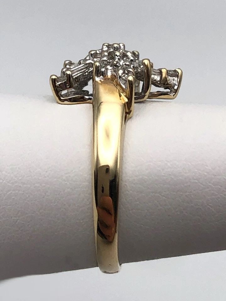 10K GOLD RING WITH STAR HEAD WITH 0.50CTW NATURAL DIAMONDS (SIZE 7) 3.4 GRAM: 10K YELLOW GOLD RING WITH STAR HEAD SET WITH 0.50CTS DIAMONDS SIZE: 7 10k Yellow Gold Ring with Star head set with 0.50cts Diamonds Condition: Used, has been cleaned Material: 10k Yellow Gold Ring Siz