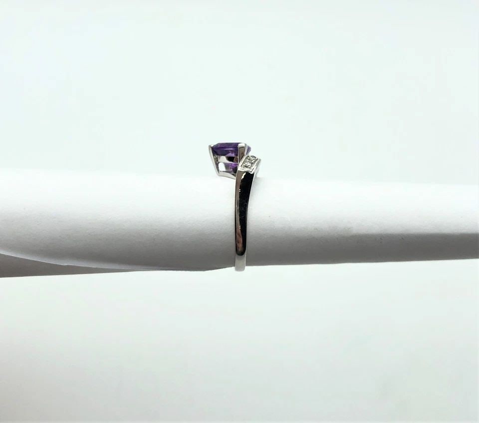 14K WHITE GOLD RIBBON RING WITH AMETHYST AND 0.16CTW DIAMONDS (SIZE 7) 3.7G (1 of 2)