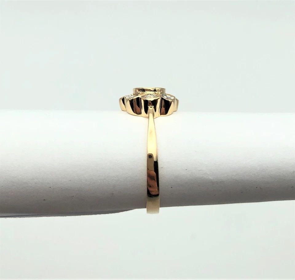 14K GOLD SUN FLOWER STYLE RING WITH WHITE AND YELLOW DIAMONDS (SIZE 7.25) 3.5G: 14K GOLD SUN FLOWER STYLE RING WITH WHITE AND YELLOW DIAMONDS (SIZE: 7.25) 14k Gold Sun Flower style Ring with White and Yellow Diamonds You are bidding on a 14k Gold Sun Flower style Ring with White 