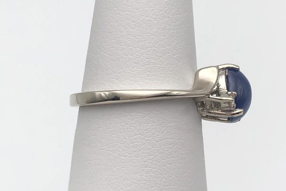 14K WHITE GOLD RING LAB-CREATED SAPPHIRE, NATURAL DIAMONDS (SIZE 6.25) 3 GRAMS: 14K WHITE GOLD RING LAB CREATED STAR SAPPHIRE AND 0.06CTS NATURAL DIAMONDS 14k White Gold Ring center synthetic Star Sapphire and 0.06cts Natural Diamonds You are bidding on a 14k White Gold Ring cent