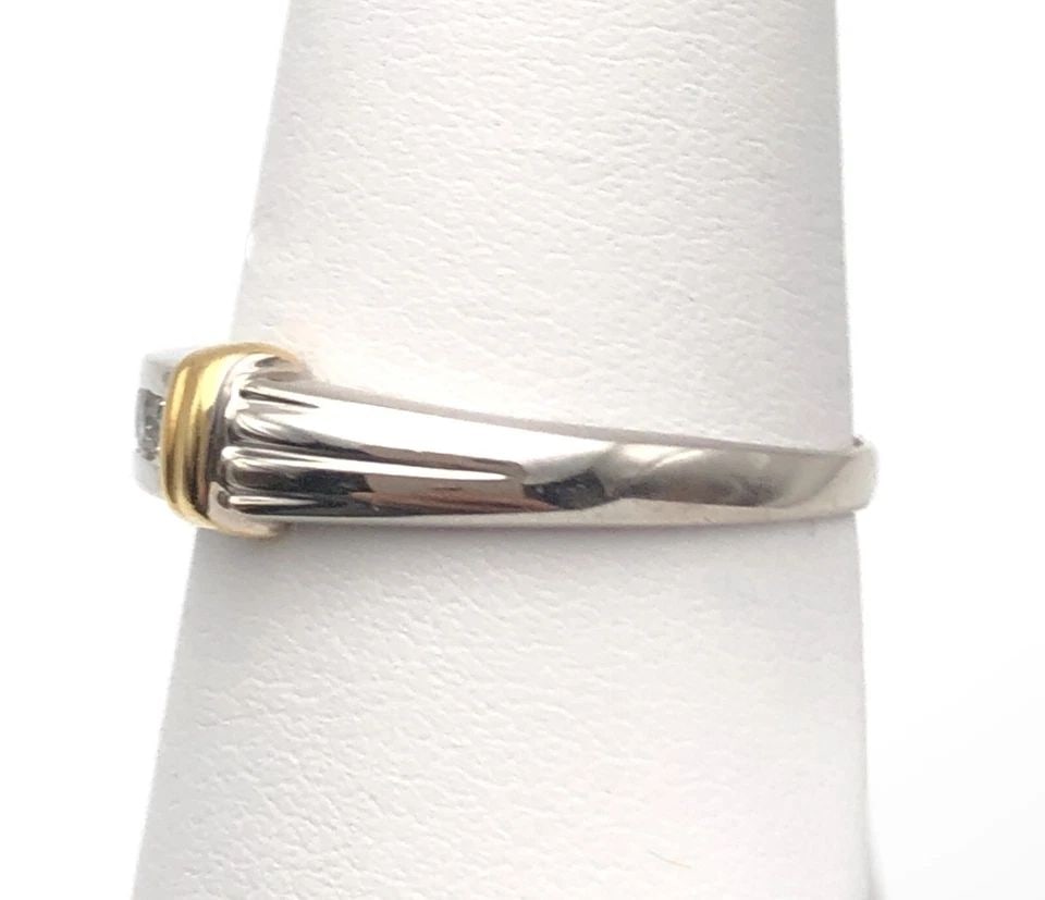 14K WHITE GOLD RING WITH GOLD ACCENTS, 0.25CTS OF DIAMONDS (SIZE: 8.5) 3.1 GRAMS: 14K WHITE GOLD RING WITH YELLOW GOLD ACCENTS AND 0.25CTS DIAMONDS SIZE: 8.5 14k White Gold Ring with Yellow Gold accents and 0.25cts Diamonds You are bidding on a 14k White Gold Ring with Yellow Gold 