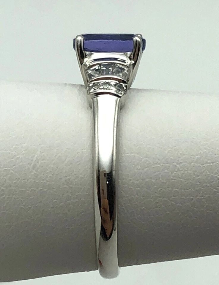 14K WHITE GOLD RING WITH 0.75CT TANZANITE AND 0.25CTW DIAMONDS (SIZE 7) 2.2 GRAM: 14K WHITE GOLD RING SET WITH TANZANITE AND 0.25CTS OF DIAMONDS SIZE: 7 14k White Gold Ring set with Tanzanite and 0.25cts of Diamonds Condition: Used, has been cleaned Material: 14k White Gold Ring Si