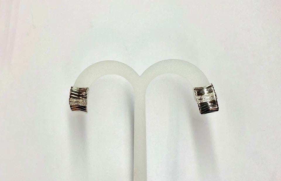 14K WHITE GOLD CURVED EARRINGS WITH 0.05CTS OF DIAMONDS, PUSH BACKS 4G: WOMEN'S 14K WHITE GOLD PUSH BACK EARRINGS WITH 0.05CT DIAMONDS Women's 14k White Gold Push Back Earrings with 0.05CT Diamonds You are bidding on a new with defects Women's 14k White Gold Push Back Ear