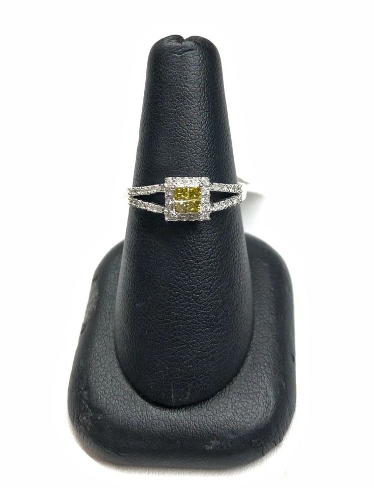 NEW 14K WHITE GOLD RING WITH 0.33CTW YELLOW & WHITE DIAMONDS (SIZE 7) 2.4 GRAM: 14K WHITE GOLD RING WITH YELLOW AND WHITE DIAMONDS NEW 14k White Gold Ring with Yellow and White Diamonds NEW You are bidding on a new with defects 14k White Gold with Yellow and White Diamonds. The r